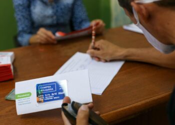 Famílias cadastradas do Circo Laheto recebem vales-alimentação