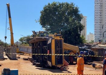 Guindaste tomba sobre seis casas, em Goiânia, e deixa quatro feridos