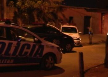 Homem é morto com pedaços de espelho, em Goiânia; mulher é suspeita