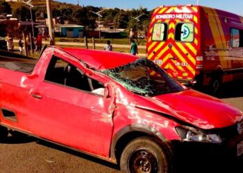 Homem passa mal ao volante e capota carro, em Novo Gama