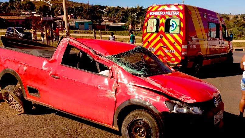 Homem passa mal ao volante e capota carro, em Novo Gama