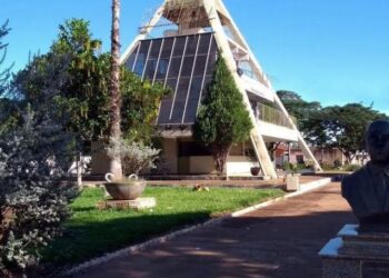 Prefeito de Nova Glória ouve MP e proíbe reabertura do comércio