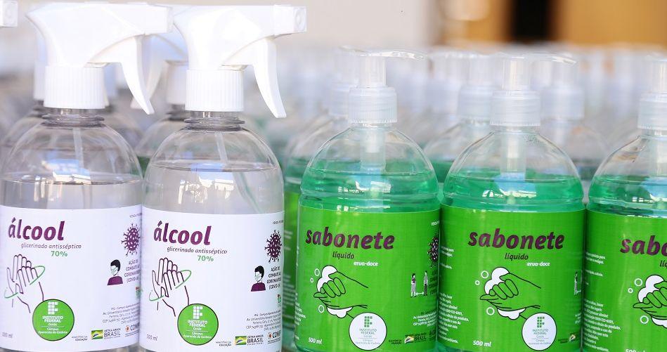 Prefeitura recebe doação de kits de limpeza e higiene produzidos no IFG Aparecida