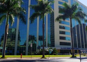 CGE-GO pune empresas por prestação irregular de serviços na gestão Marconi