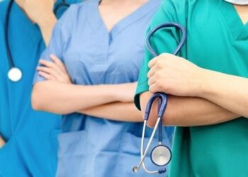 Profissionais de saúde enfrentam duas batalhas: o combate à pandemia e a desinformação