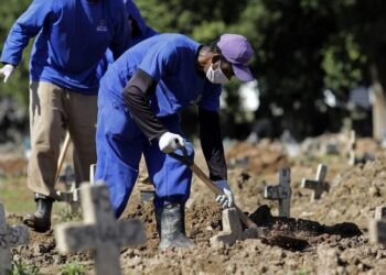 Brasil registra média móvel de 483 mortes por dia devido a covid-19