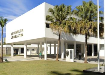 Assembleia aprova projeto que atualiza salário dos servidores da educação