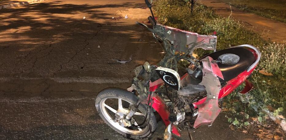 Condutor sem CNH fica gravemente ferido ao furar 'Pare' e bater, em Goiânia