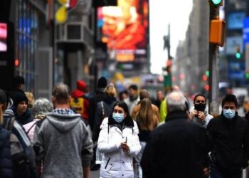 EUA registra novo recorde com mais de 180 mil infecções diárias por coronavírus