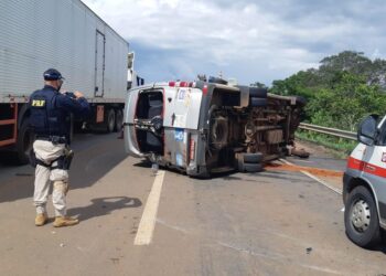Van com pacientes que faziam tratamento de saúde em Anápolis tomba na BR 060