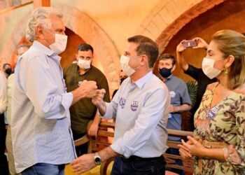 Vanderlan participa da primeira reunião do segundo turno ao lado de apoiadores e de Caiado