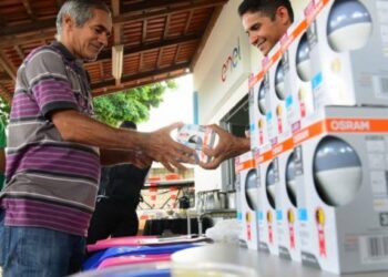 Caravana da Enel leva serviços a população de Nova Crixás