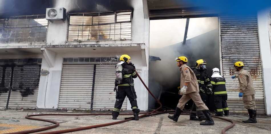 Edifício comercial pega fogo no Jardim América