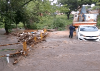 Motorista fica preso em enxurrada e é resgatado pela Guarda Civil, em Goiânia