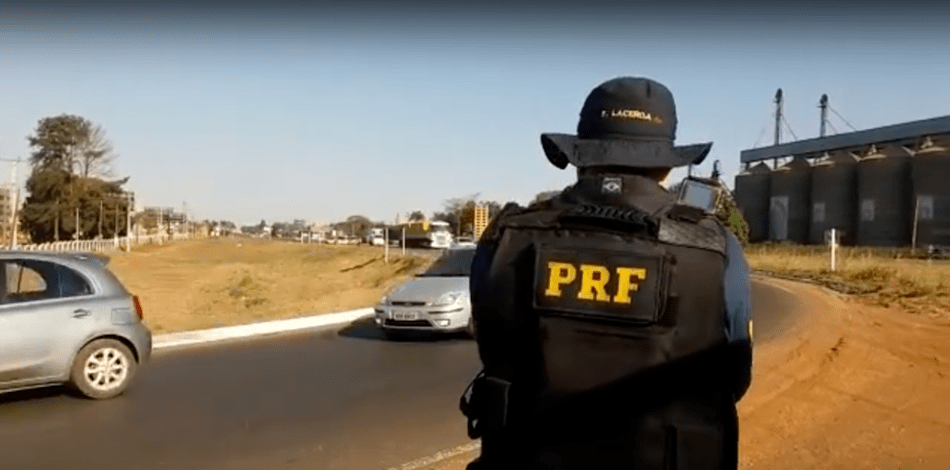 PRF flagra 11 trabalhadores sendo transportados em caminhão baú na BR-060
