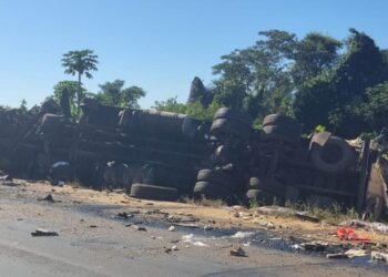 Caminhoneiro morre em acidente com duas carretas e um caminhão na BR-364, em Jataí