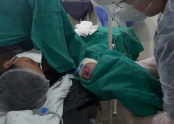 Mãe com Covid-19 dá à luz no dia do aniversário e bebê não é infectado, em Caldas Novas