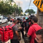 Motociclistas fazem protesto em Goiânia após cliente reclamar de "entregador negro"