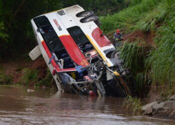 Acidente de ônibus, em Aparecida, é causado por falhas estruturais e iluminação
