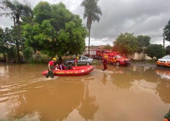 Forte chuva em Goiânia causa alagamentos e transtornos para moradores