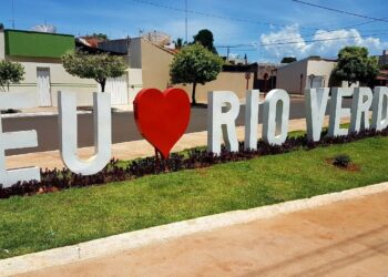 Jovem posta foto de arma em grupo e ameaça atentado à escola, em Rio Verde