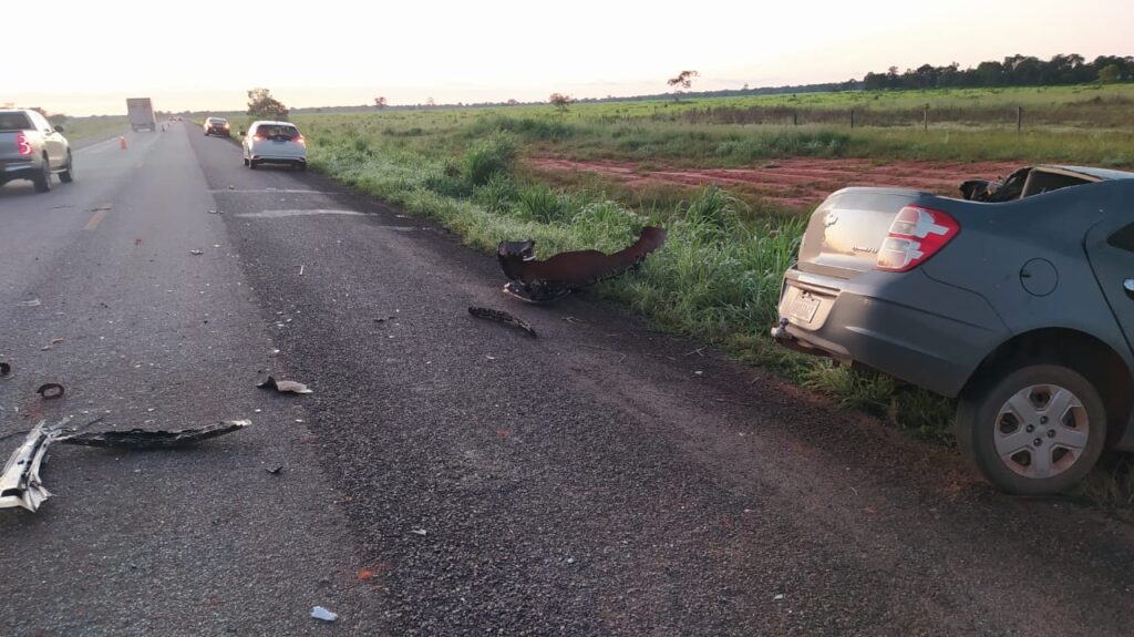 Colisão entre ônibus e carro deixa duas pessoas mortas na BR-070, em Aragarças