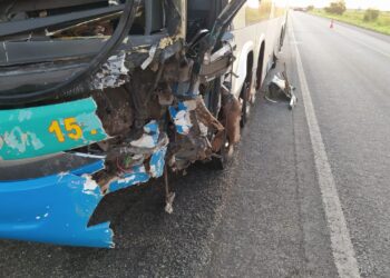 Colisão entre ônibus e carro deixa duas pessoas mortas na BR-070, em Aragarças