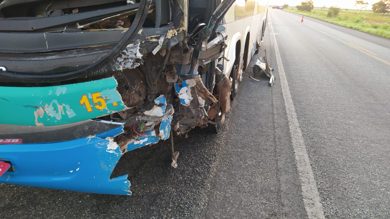 Colisão entre ônibus e carro deixa duas pessoas mortas na BR-070, em Aragarças