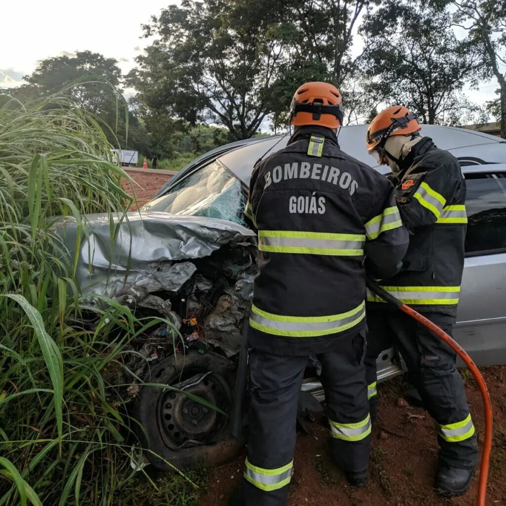 Criança é resgatada após ficar com a cabeça presa em grade de sacada, em Caldas Novas