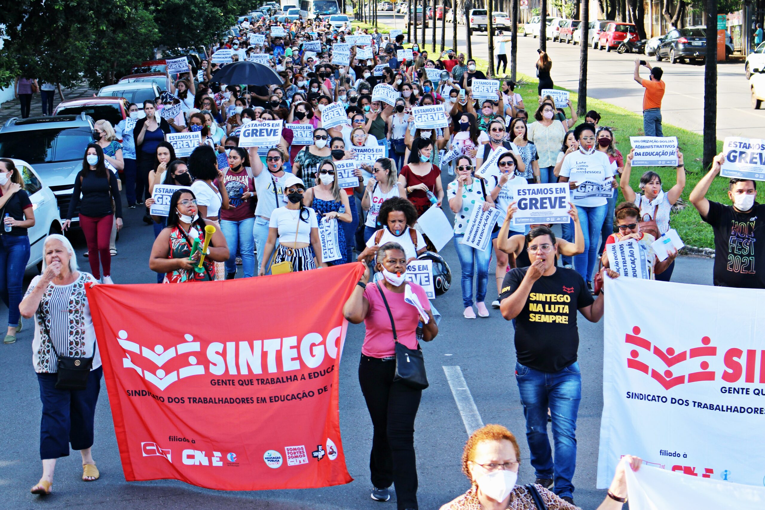 Greve de profissionais da educação completa 15 dias, em Goiânia