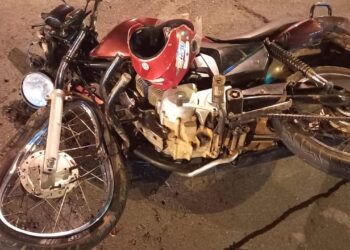 Vídeo: motociclista e garupa ficam gravemente feridos após acidente em avenida de Goiânia