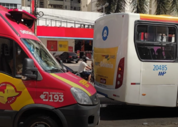 Colisão entre ônibus e carro deixa trânsito lento na T-63, em Goiânia