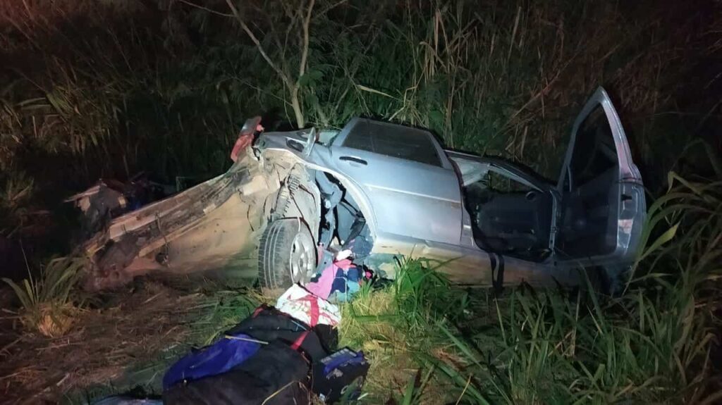 Avô e neto morrem após colisão frontal com caminhão na BR-153, em Jaraguá