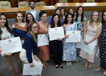 Geriatras e gerontologistas recebem homenagem na Câmara Municipal de Goiânia