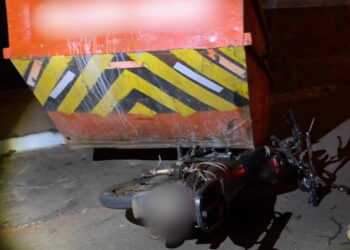 Jovem de 20 anos morre após bater moto contra caçamba de entulhos, em Goiânia