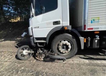 Motociclista morre após bater contra caminhão na BR-153, em Aparecida