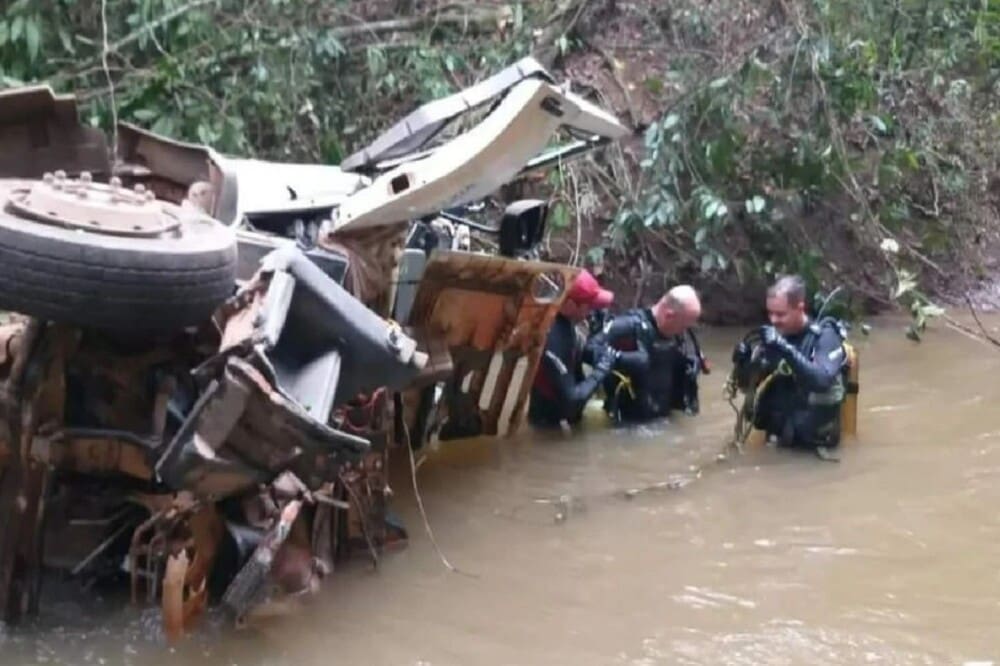 Motorista morre após caminhão cair de ponte na GO-050, em Santa Cruz de Goiás