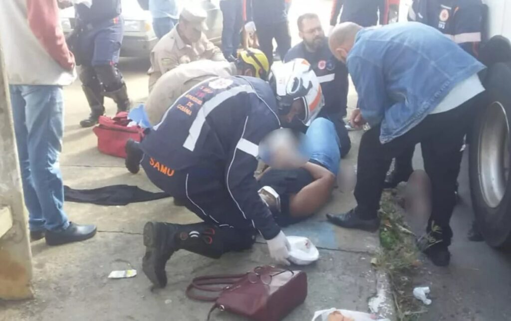 Mulher é atropelada por ônibus após se desequilibrar e cair, em Aparecida