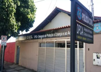 Mulher é presa por agredir crianças em fila de doação de alimentos, em Anápolis