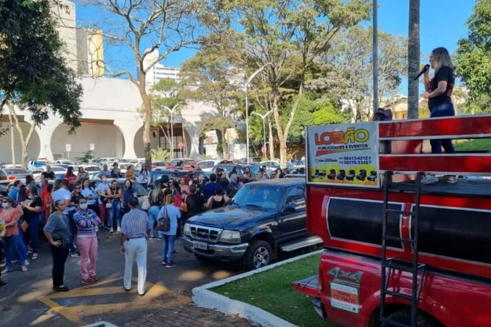 Professores cobram reajuste salarial em frente a Prefeitura de Anápolis