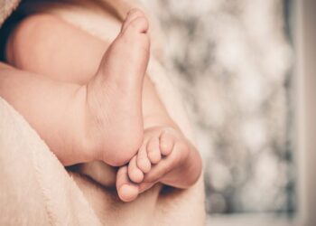 Bebê tem traumatismo craniano após pai acerta-lo com panela de ferro, em Goiânia