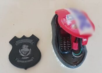 Ceular é encontrado dentro de escova de lavar roupas no presídio de Santa Helena