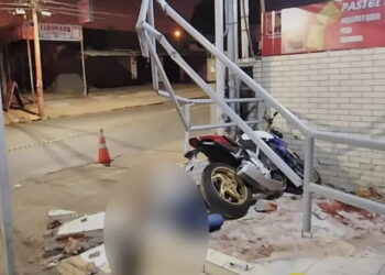Homem morre e mulher fica ferida após moto invadir pastelaria, em Goiânia
