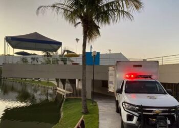 Jovem de 24 anos morre após pular de trampolim de piscina, em clube de Goiânia