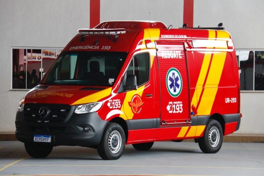 Motorista embriagado bate em carro e derruba poste de energia, em Anápolis