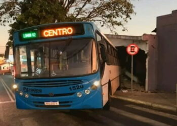 Motorista passa mal e ônibus do transporte coletivo invade casa, em Rio Verde