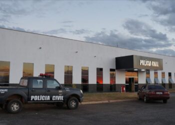 Mulher é encontrada morta e parcialmente queimada dentro de baú, em Anápolis