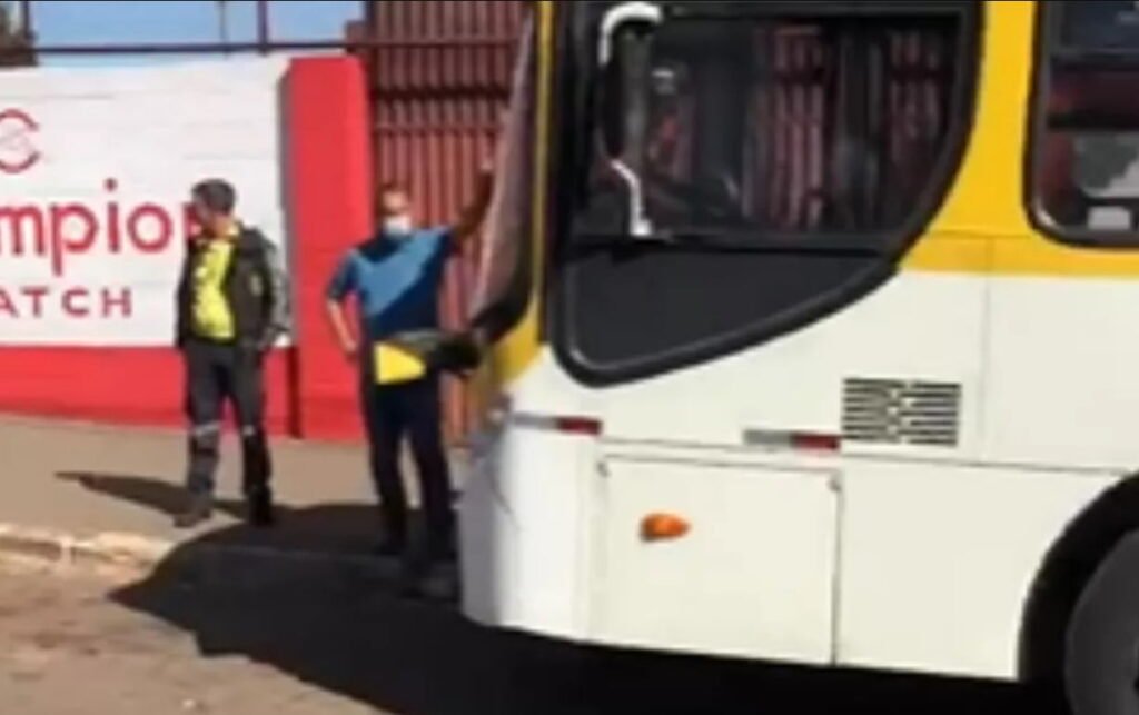 Ônibus coletivo é multado por estacionar em local proibido, em Goiânia
