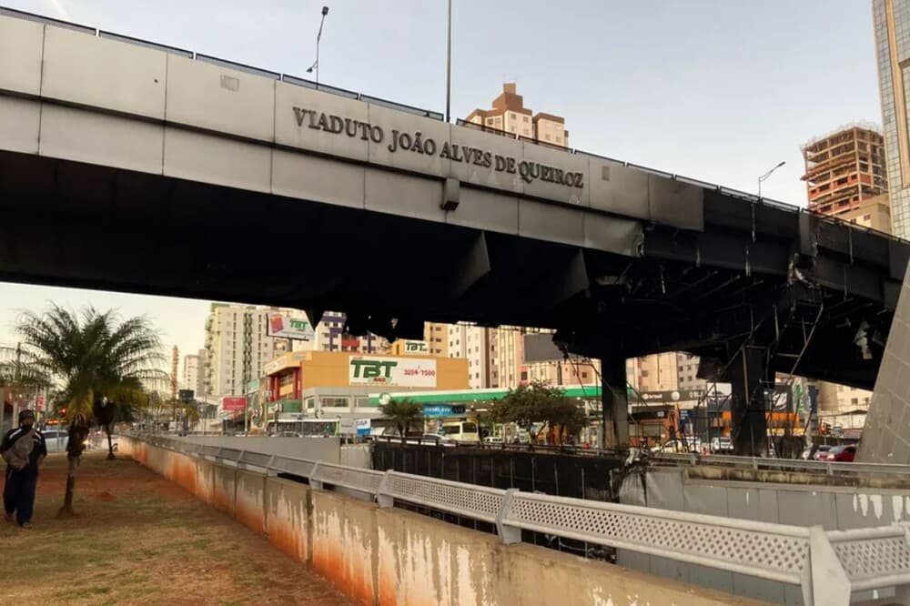 Após incêndio, placas de metal do viaduto da T-63 começam a ser retiradas