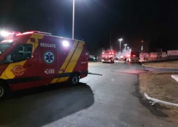 Caminhão carregado com gás pega fogo na GO-080, em Nerópolis